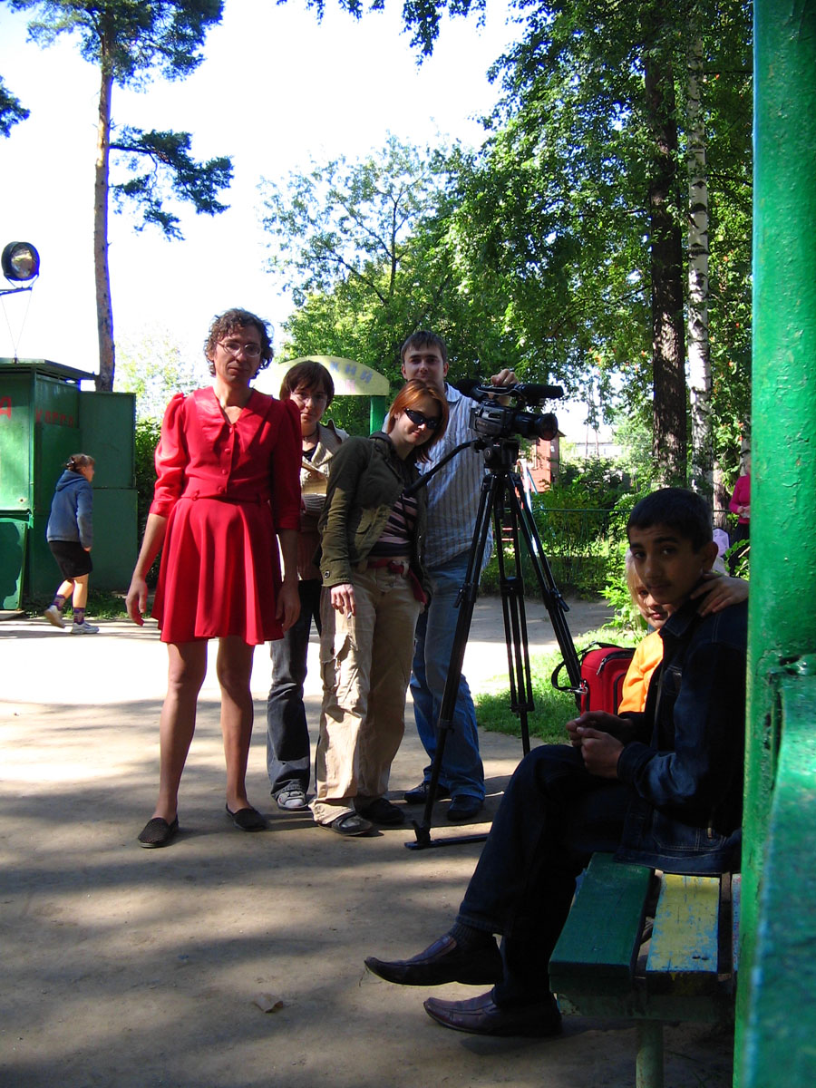 Владимир Фомин в красном короткомм платье без трусов, Женя, Алёна и Денис